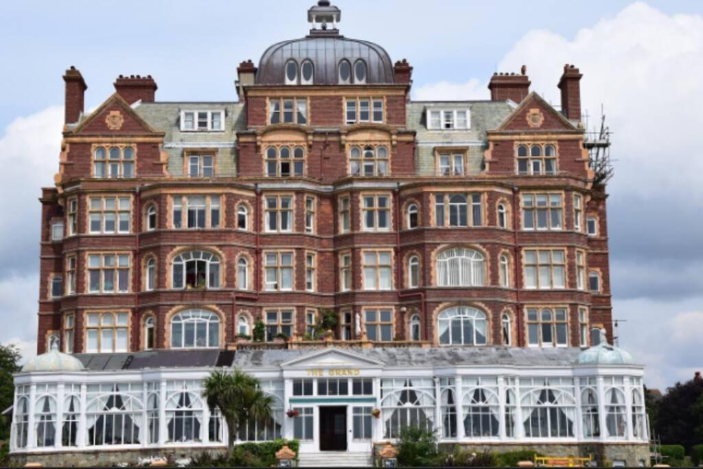 Beautifully Appointed, Period Seaside Apartment フォークストン エクステリア 写真