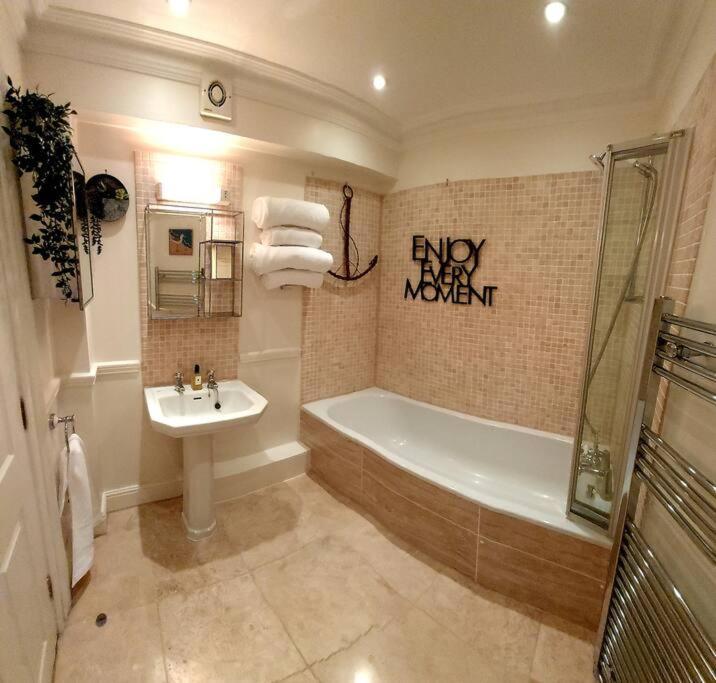 Beautifully Appointed, Period Seaside Apartment フォークストン エクステリア 写真