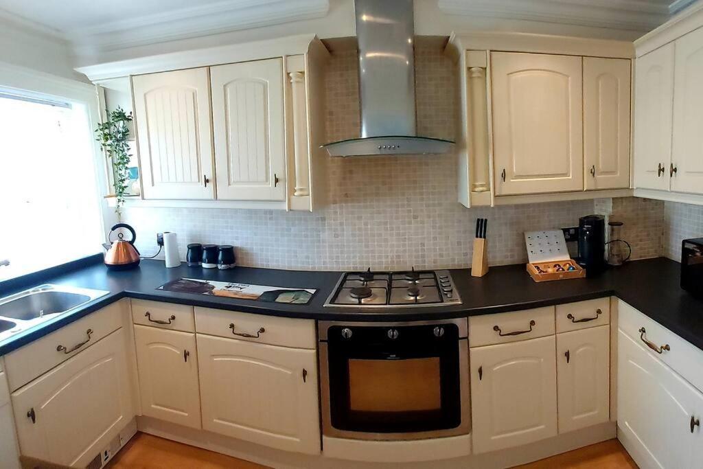 Beautifully Appointed, Period Seaside Apartment フォークストン エクステリア 写真