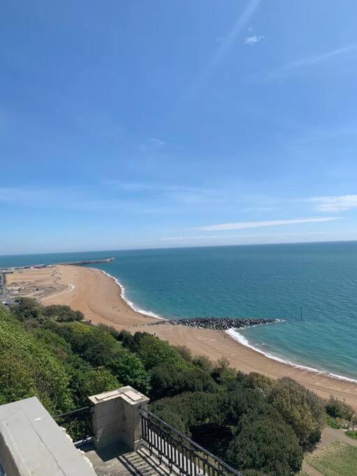 Beautifully Appointed, Period Seaside Apartment フォークストン エクステリア 写真