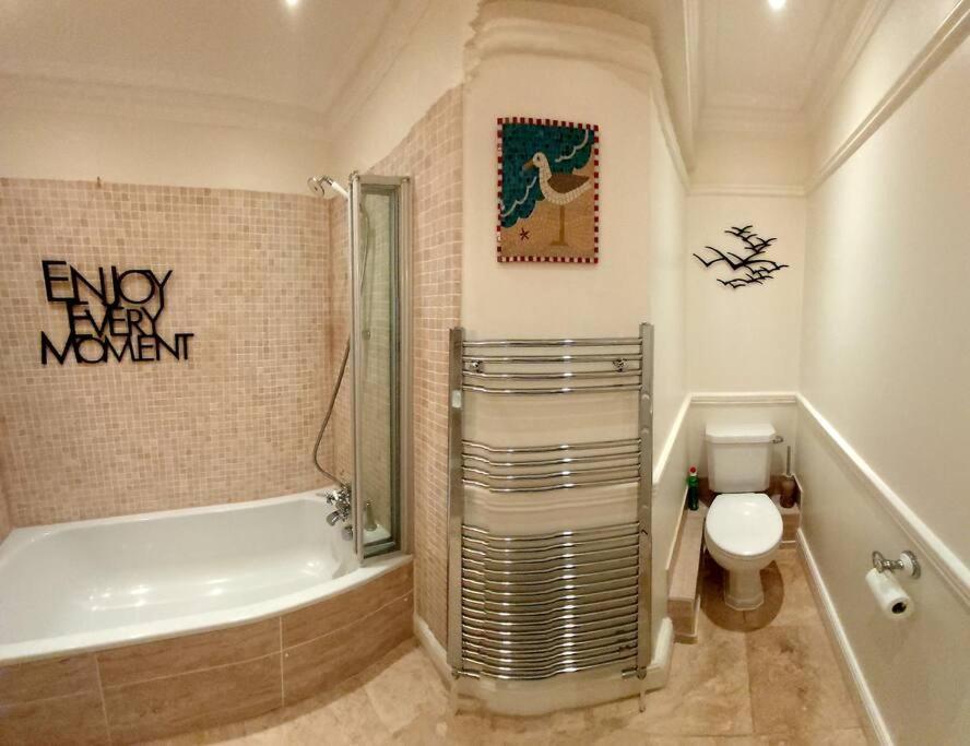 Beautifully Appointed, Period Seaside Apartment フォークストン エクステリア 写真