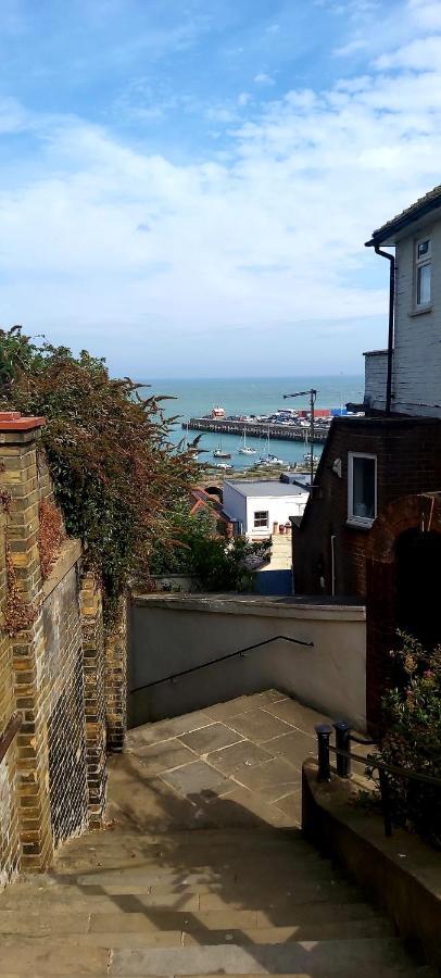 Beautifully Appointed, Period Seaside Apartment フォークストン エクステリア 写真