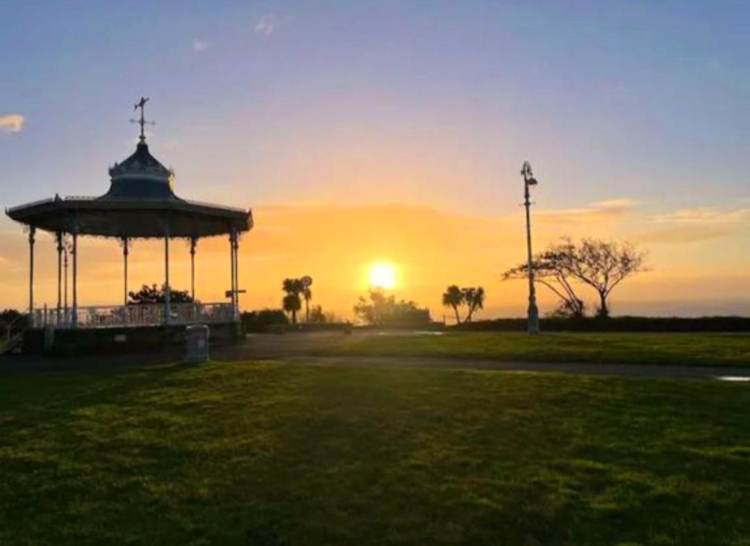 Beautifully Appointed, Period Seaside Apartment フォークストン エクステリア 写真